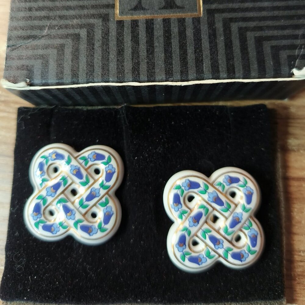 Avon Vintage 1992 - Porcelain Celtic Eternity Love Knot Earrings (ClipOn)